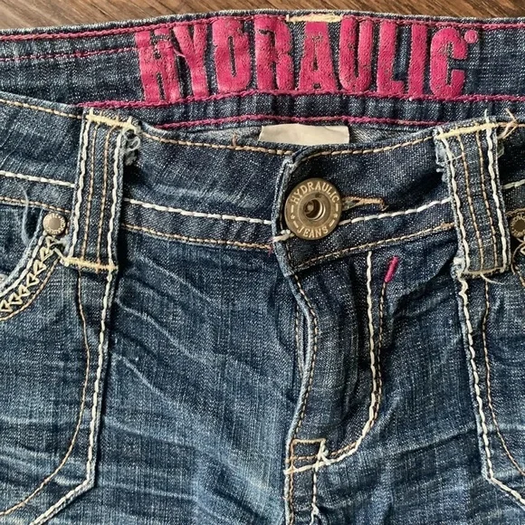 Hydraulic medium wash distressed and embroidered jean shorts size 3/4 - Picture 2 of 6